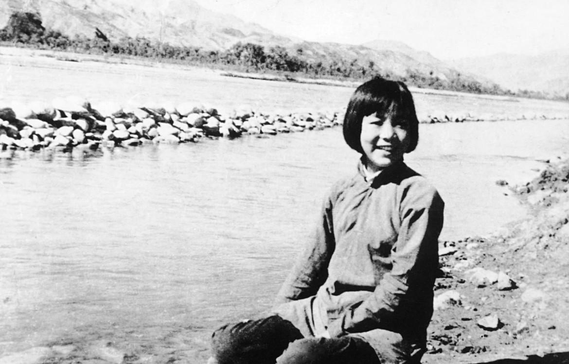八路军小文艺兵田华的老照片。1940年，12岁的田华观看八路军晋察冀军区抗敌剧社
