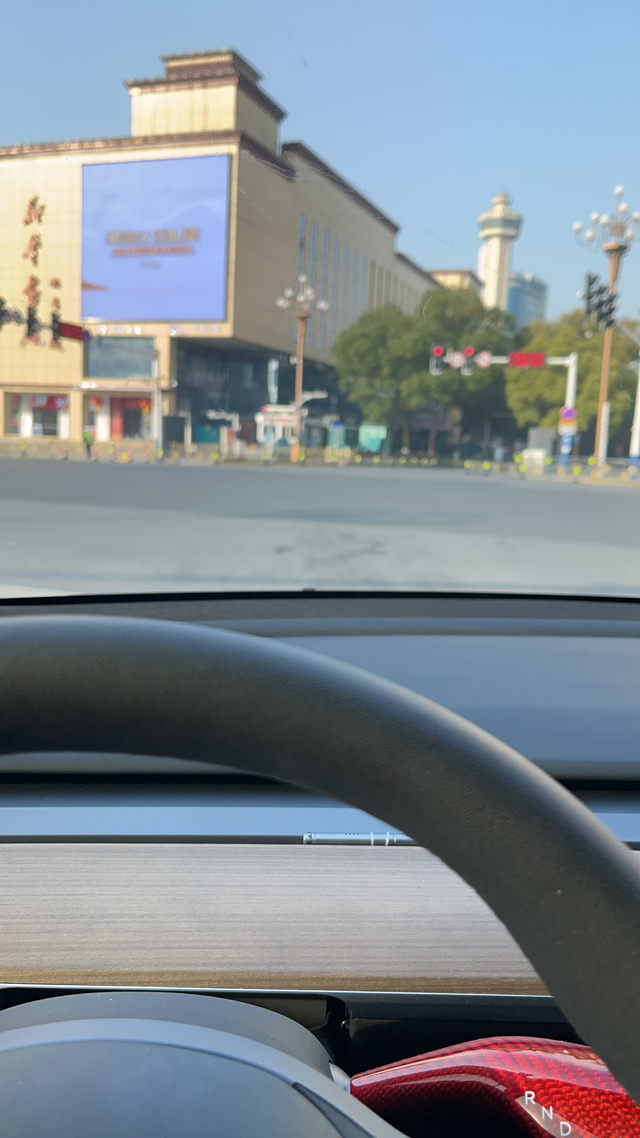 一年小Y用车感受
首先，我认为Model Y的电动驱动系统非常出色，加速和操控都