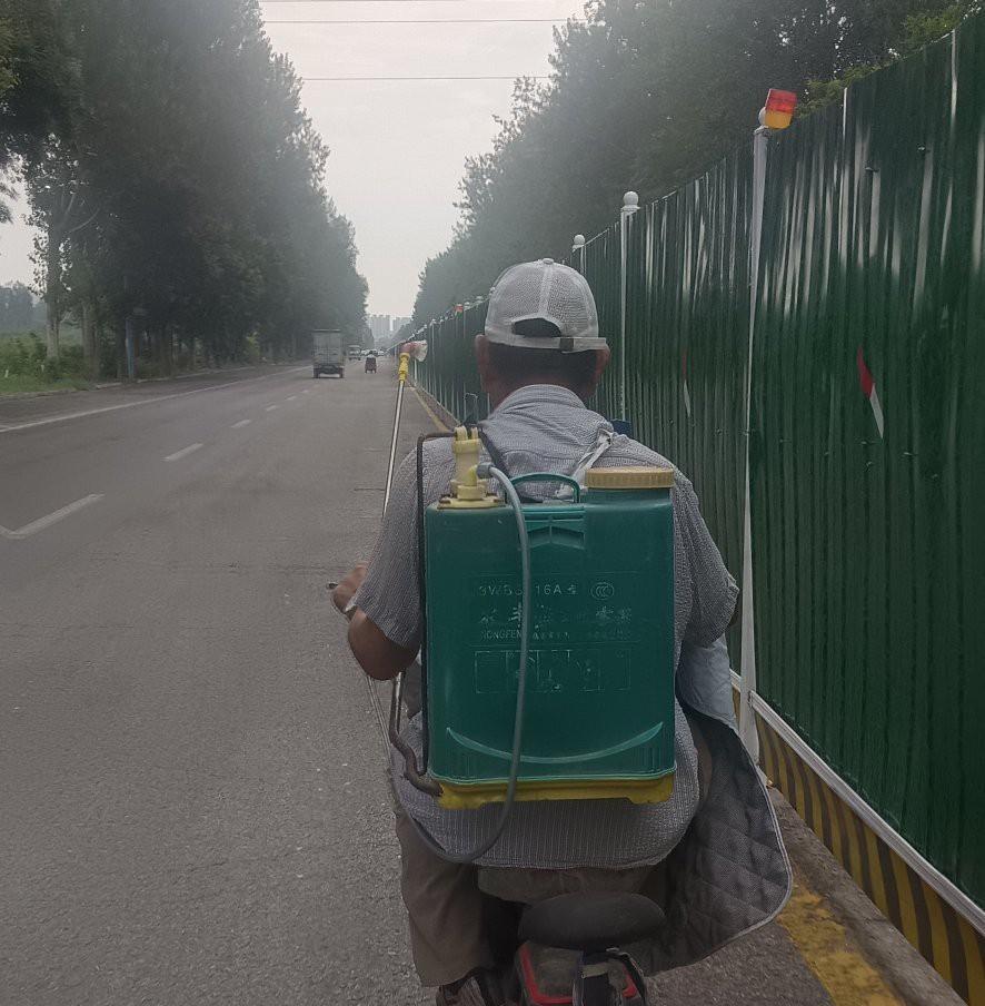 骑车子这个老头是我爸
今年69了
身体倍棒
每天闲不住
骑车子比我还快呢
还背着