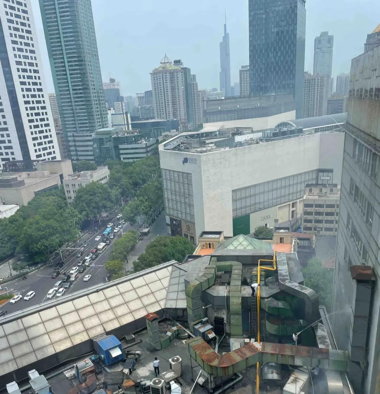   南京新街口着火了？消防车来之前已经灭了。 
        朋友反应上班上的