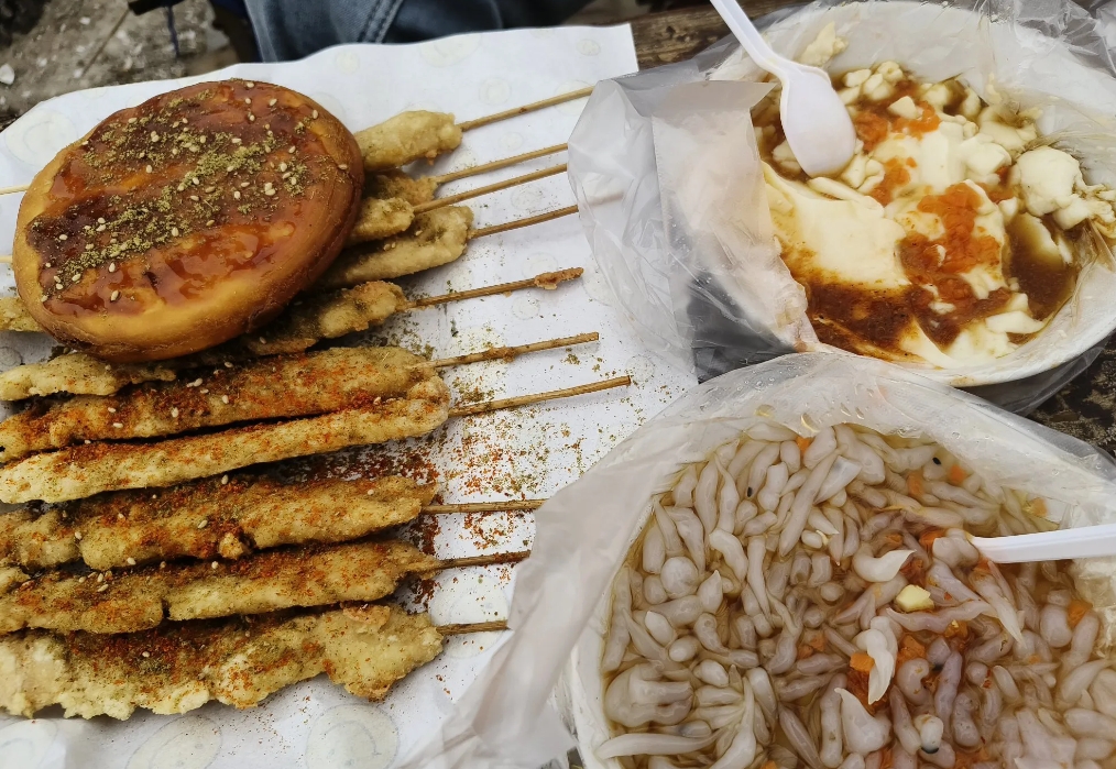 我感觉摆摊的人穷不穷不好说，但是他们一定很有勇气，我一般看见摆摊的人都很佩服他们