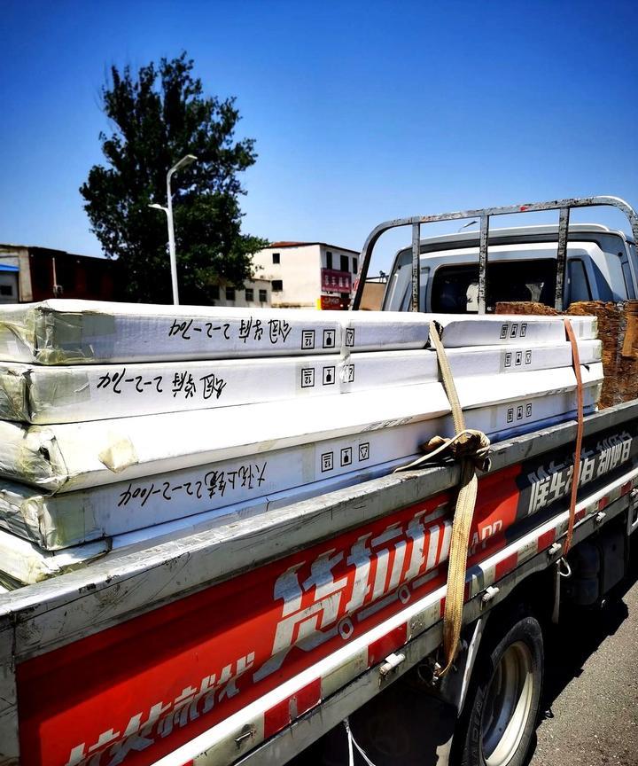 货拉拉真是没法干了。
昨天接了个单子，是拉室内木门的。
客户下单时写的是一个装货
