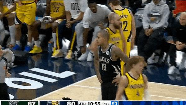 伤兵满营！弗菲突破中意外扭伤脚踝，随后下场返回更衣室