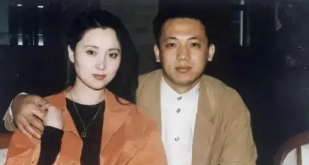 2007年正月初二，陈晓旭的丈夫郝彤，把双方父母请到家里，跪下磕了3个响头：“晓