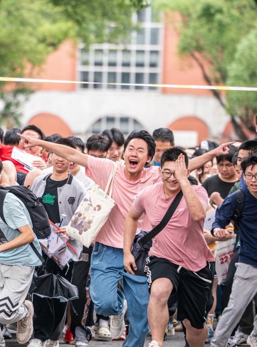 高考成绩陆续出炉，有两个现象让家长又惊又喜！
一个现象，现在的孩子高考成绩出来，