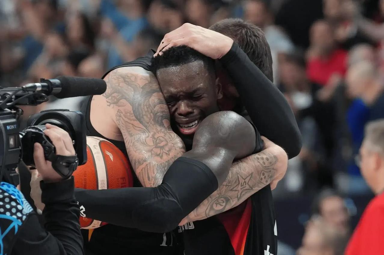 小黑施罗德成为了世界杯，以及欧锦赛双料mvp，他是世界上第7位解锁了这样成就的运