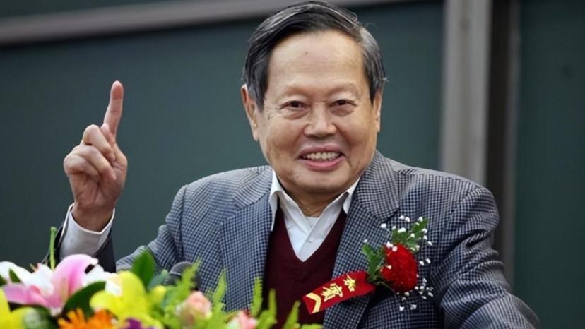 杨振宁“宁拙勿巧”与中医“四两拨千斤”的精神交响