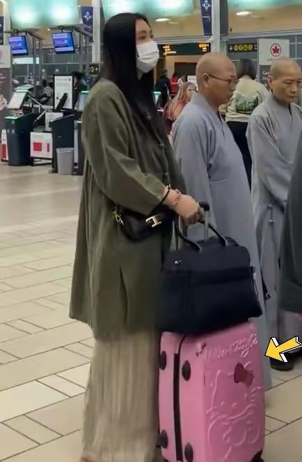 58岁的王祖贤在温哥华被偶遇，她身着古风居士服，背万元包、提粉色行李箱，尽显独特