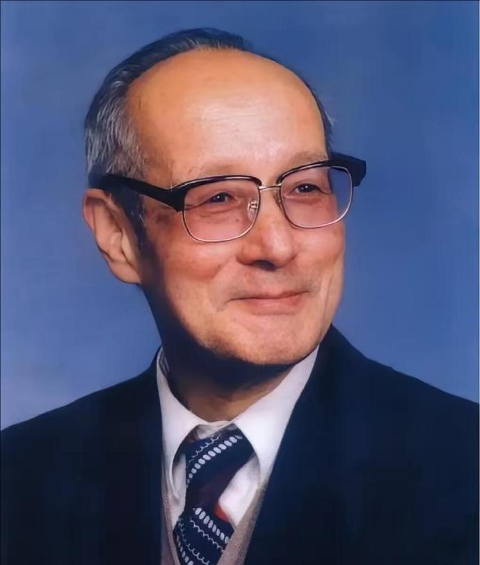 他是中国稀土之父，上世纪70年代成功突破稀土提炼技术。在72年之前，全世界的稀土