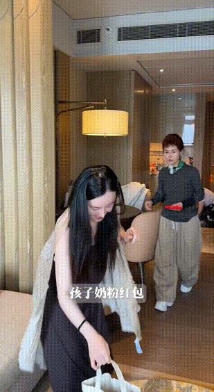 36岁的女明星张檬，无戏可拍后，选择去香港生孩子。
还有几天就临盆了，老公金恩圣