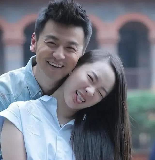 雷佳音大红大紫，他的老婆不为人知。    他的老婆叫翟煦飞，是上海话剧艺术中心演