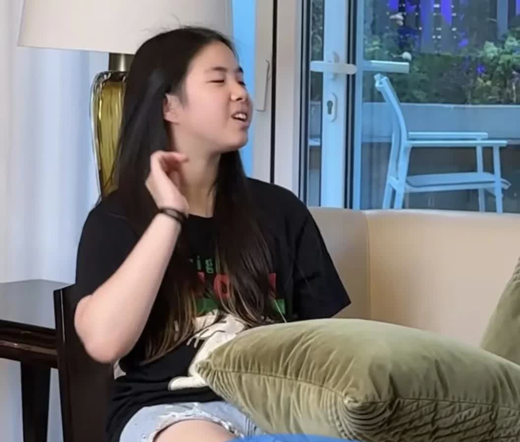 黄奕女儿想去韩国做练习生，黄奕说她不行，女儿说，你都能做明星，我为什么不行？先不