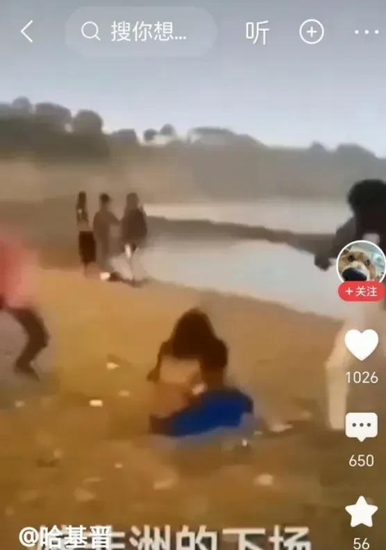 这是一个远嫁非洲的女孩，被她的黑人老公用棍棒疯狂殴打。要知道在非洲很多国家的女人
