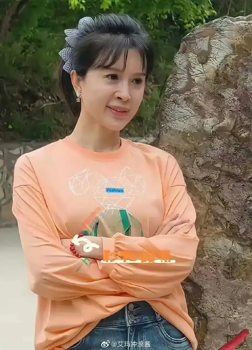 谁说岁月不败美人！但是金巧巧很接地气


