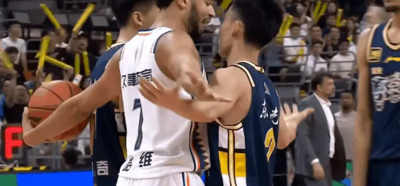 没有矛盾！哈维与徐杰的冲突：

“广东队赢了，所以徐杰说什么都可以，这就是比赛，