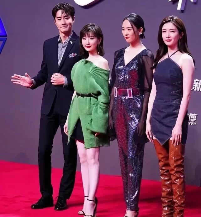 毛晓彤其实是在身材上吃了大亏，她的脸蛋比其他三位女明星都要精致耐看，身材好，皮肤