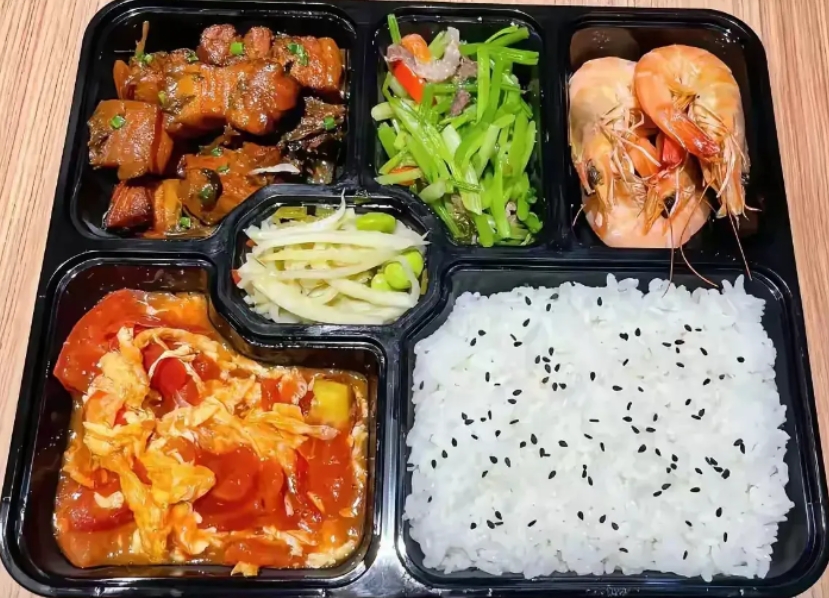 弟弟学校中午的午餐，只要9块钱！大家看一看，还行吧！