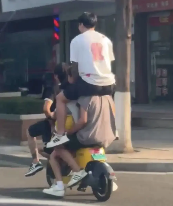 一辆共享电单车搭载5人 警方：扰乱公共秩序，已行政处罚
5月23日，四川省宜宾市