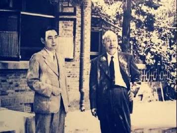 周总理与董必武同志合影。1950年1月，周恩来总理出访外国，由董必武代总理职务，