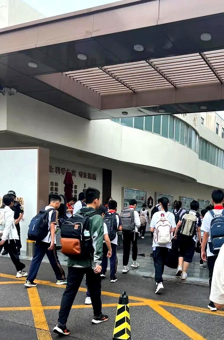 义务教育推行"阳光招生"政策引发热议，舆论焦点集中在民办学校招生改革。近期多省市