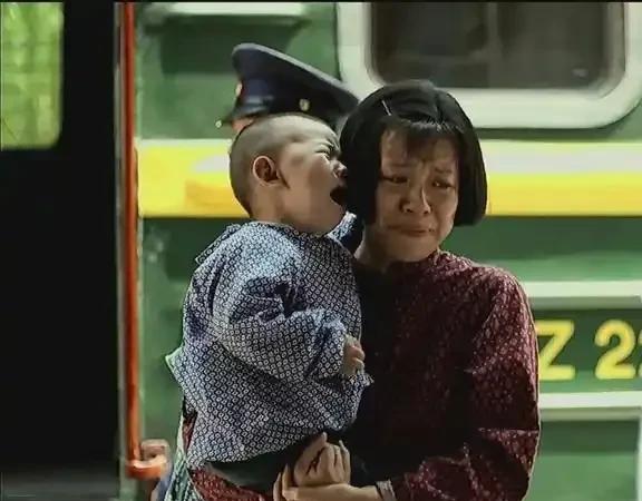 生活中还真有相似的故事
电视剧《父母爱情》中，德华帮着哥哥嫂子把几个侄子侄女一个