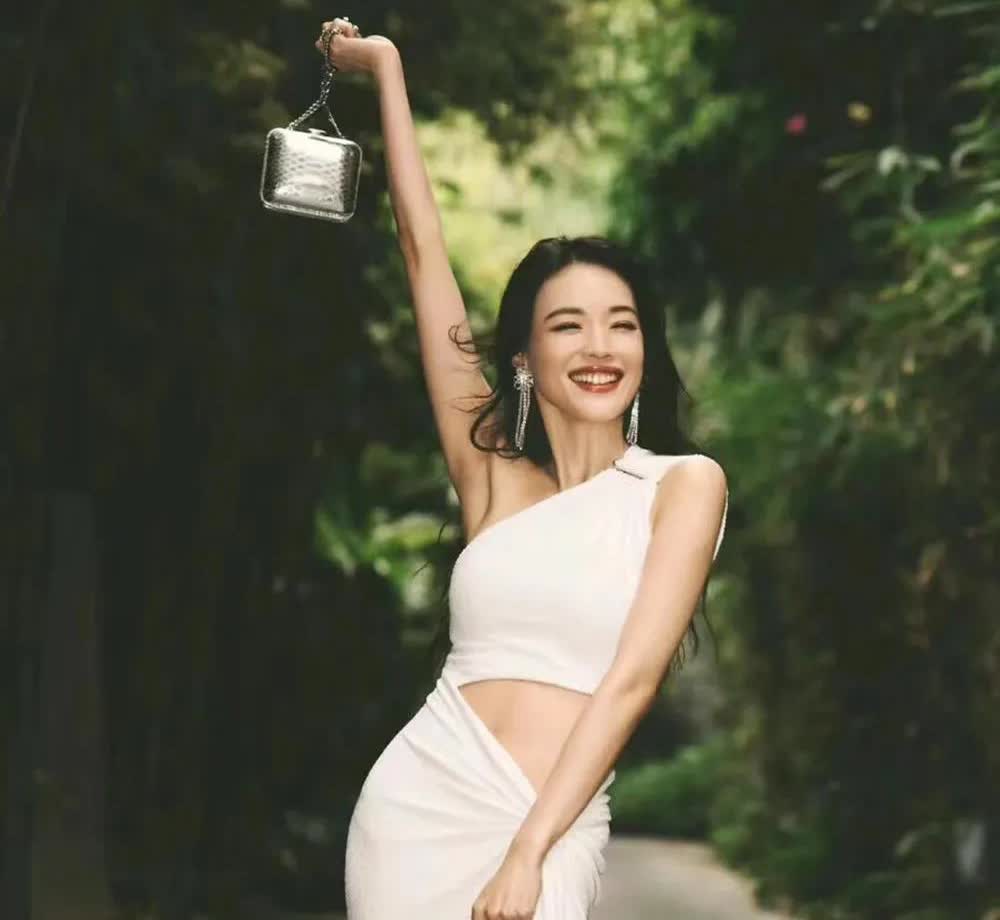 男人和女人的审美差距真的这么大吗？
很多人说舒淇很漂亮，于是我搜了一下拿着照片