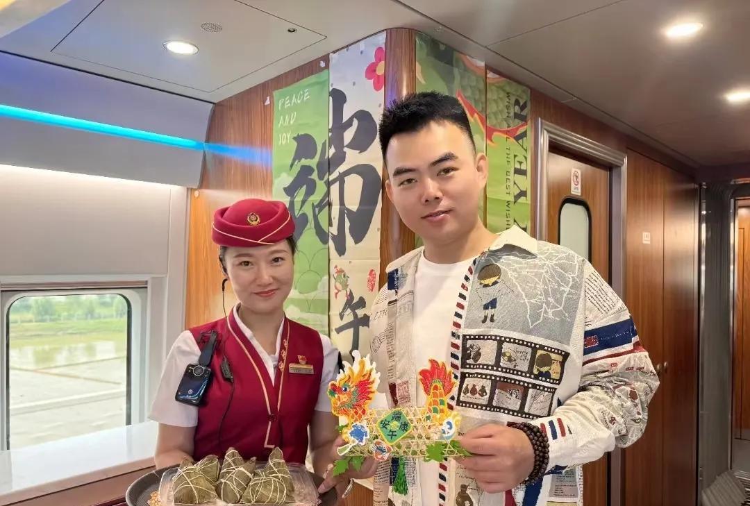 北京高铁乘务招聘又来了，这次有惊喜！
相对于前两次次高铁乘务招聘，只限应届生的严