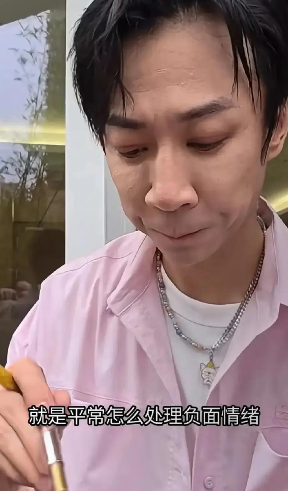 董璇啊，董璇，何必这么着急嫁给张维伊！
1988年出生的他就跟个小老头似的，皮肤