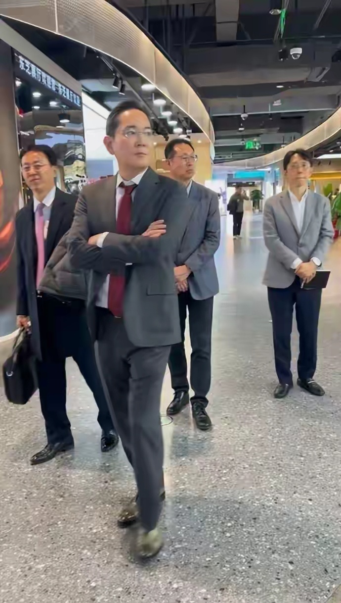 韩国财阀李在镕在北京逛街被偶遇，双手交叉步履蹒跚，像公园大爷 ​​​