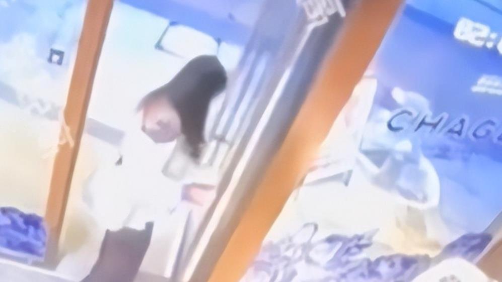 巨婴横行！奶茶店惊现泼杯一幕，留学日本归国女被指“耍泼”惹众怒