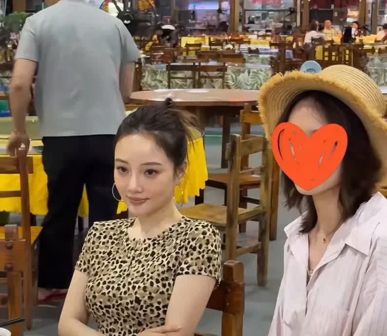 全网都知道甜馨被孤立了，就李小璐还不知道，她穿豹纹紧身衣三亚度假，45岁美得像2