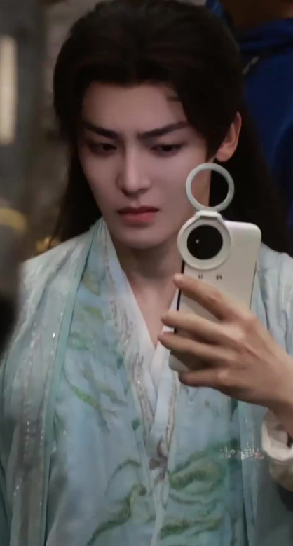 侯明昊这种纯爱战神设定啊！明明是冷血大妖的人设，上一世恨到极致，这一世重逢却秒变