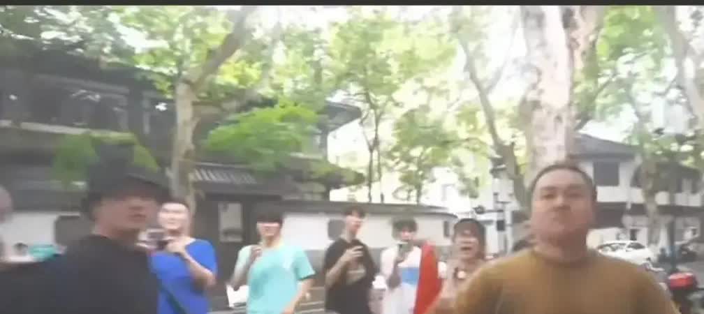 现场突发激烈争执！

一名身穿黄色衣服的男子情绪失控，对馆长进行激烈指责和言
