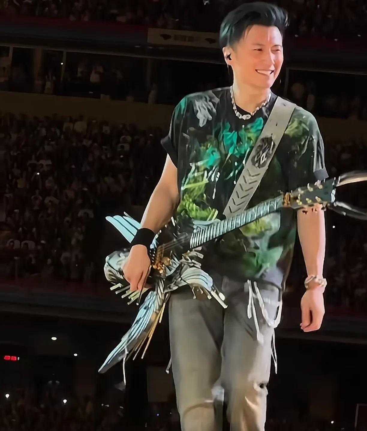 也只有谢霆锋的气质才配得起这么漂亮的吉他，这种吉他名字叫“天使之翼”，据说非常昂