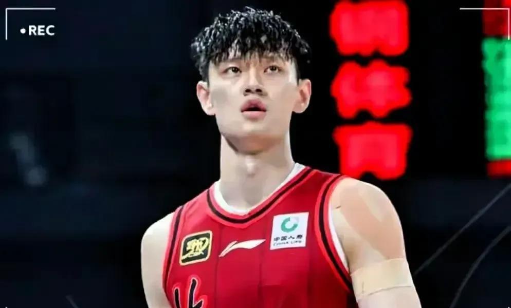 雏鹰长成，展翅高飞！
北京首钢男篮球员曾凡博与NBA篮网队签约，要去更高的舞台去