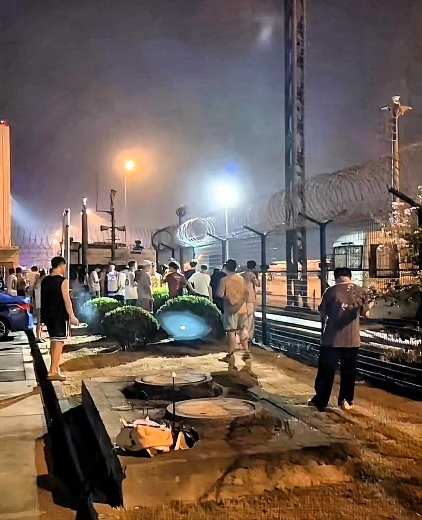 千呼万唤始出来！

詹姆斯落地上海虹桥机场，现场大批粉丝接机，詹姆斯所乘坐的