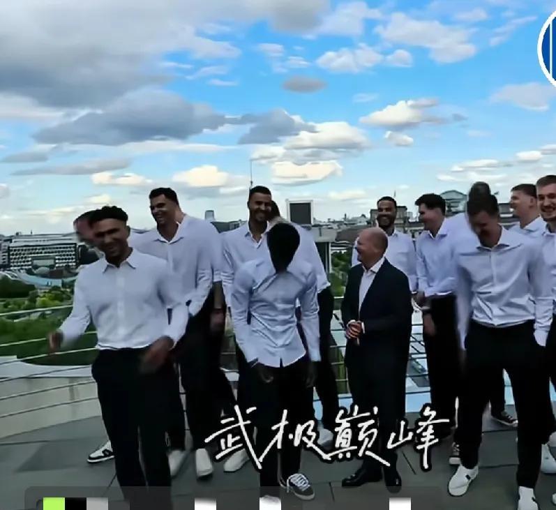德国总理舒尔茨接见德国男篮，这画面还挺有意思。尤其是本届比赛的MVP施罗德和总理