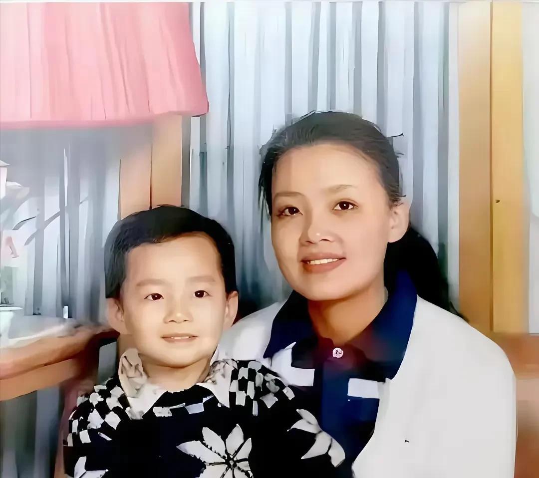 时光见证了这对母子的变化，见证了母亲从漂亮到变老，也见证了儿子从幼小到帅哥。
这