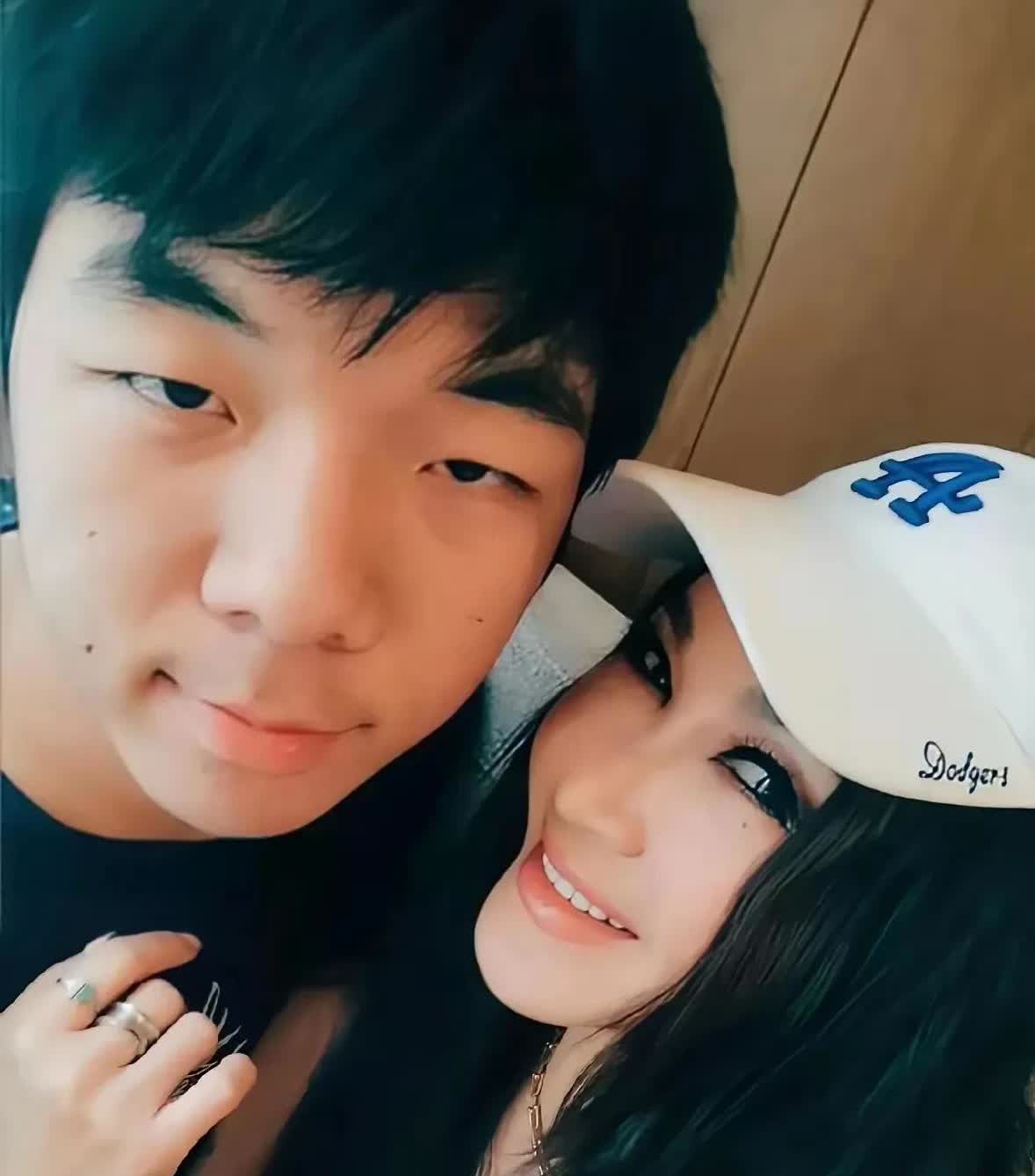 温碧霞59岁生日宴上发生了一件很有奇怪的事情，温碧霞的养子何国伦在吃饭的时候多次