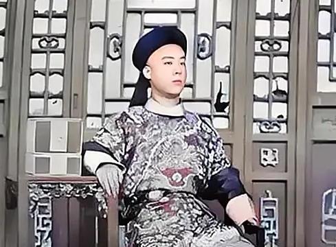 1908年，28岁的他确定皇位肯定会到手，他隆重的换上王服，站在宫门口等待继承皇