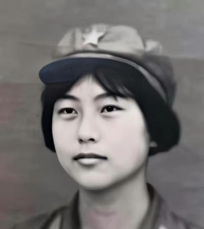 1982年，一女飞行员驾驶运输机从张家口机场起飞，当飞机爬到700米高空时，一架