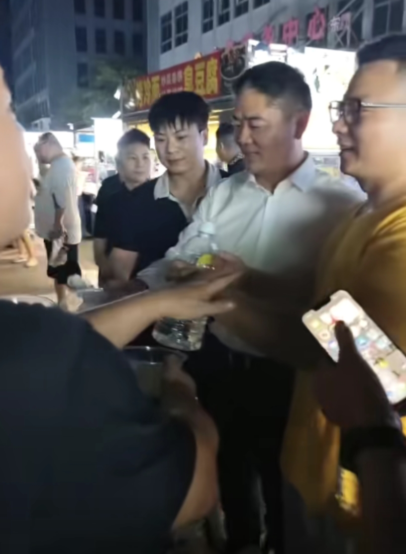 刘强东：不是高端局就是街边撸串！

和兄弟们撸串拼酒才是最快乐的！刘强东在宿迁老