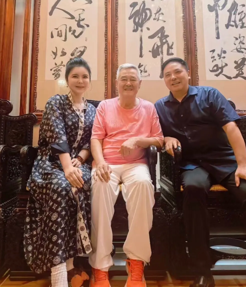 68岁赵本山办家宴，和亲友们拍摄了合照。他看起来苍老了好多，头发全白了，面容沧桑