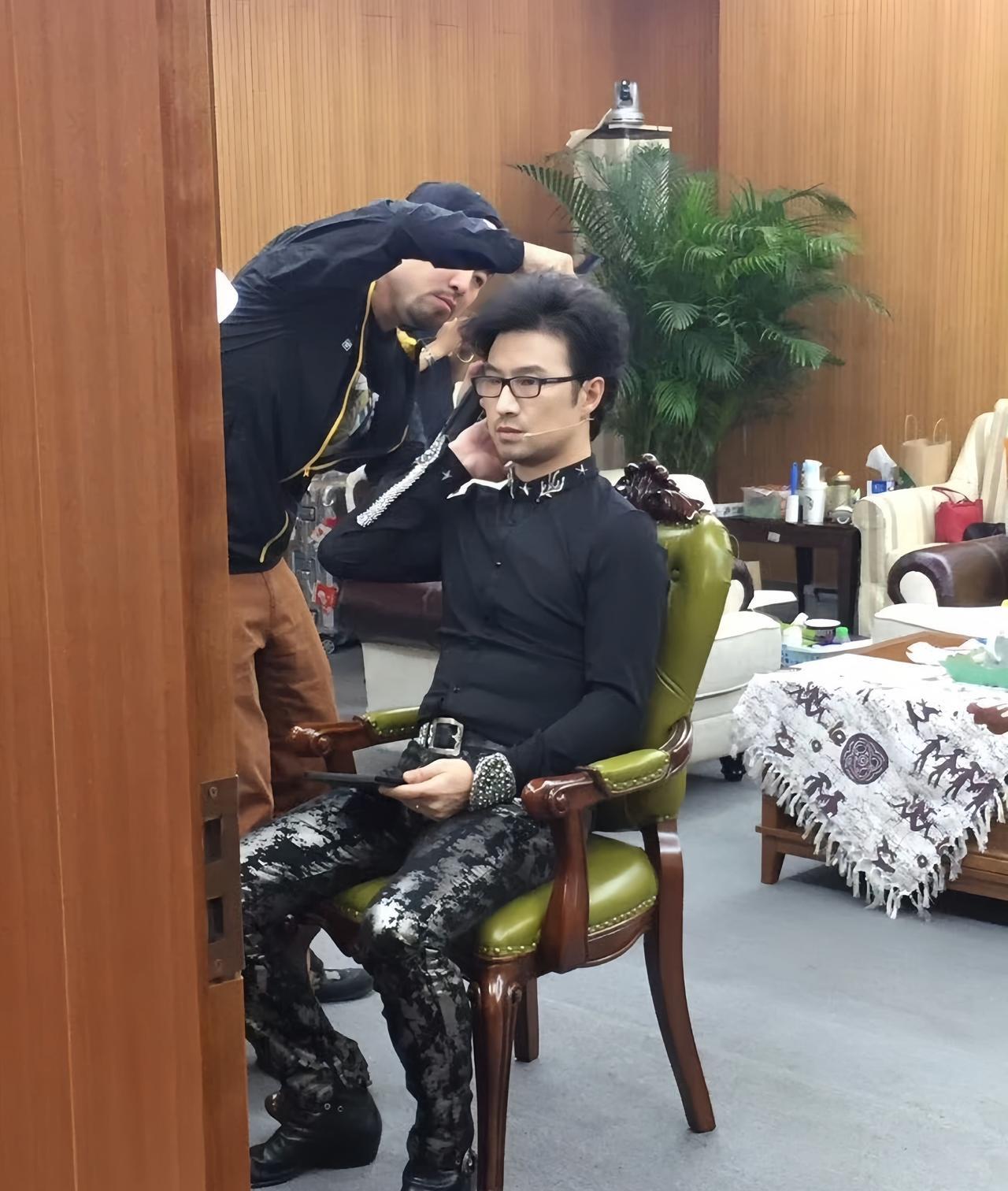 汪峰旧照，那个时候他留着长发，还烫了头发，穿搭风格，一看就是玩摇滚的。#汪峰# 