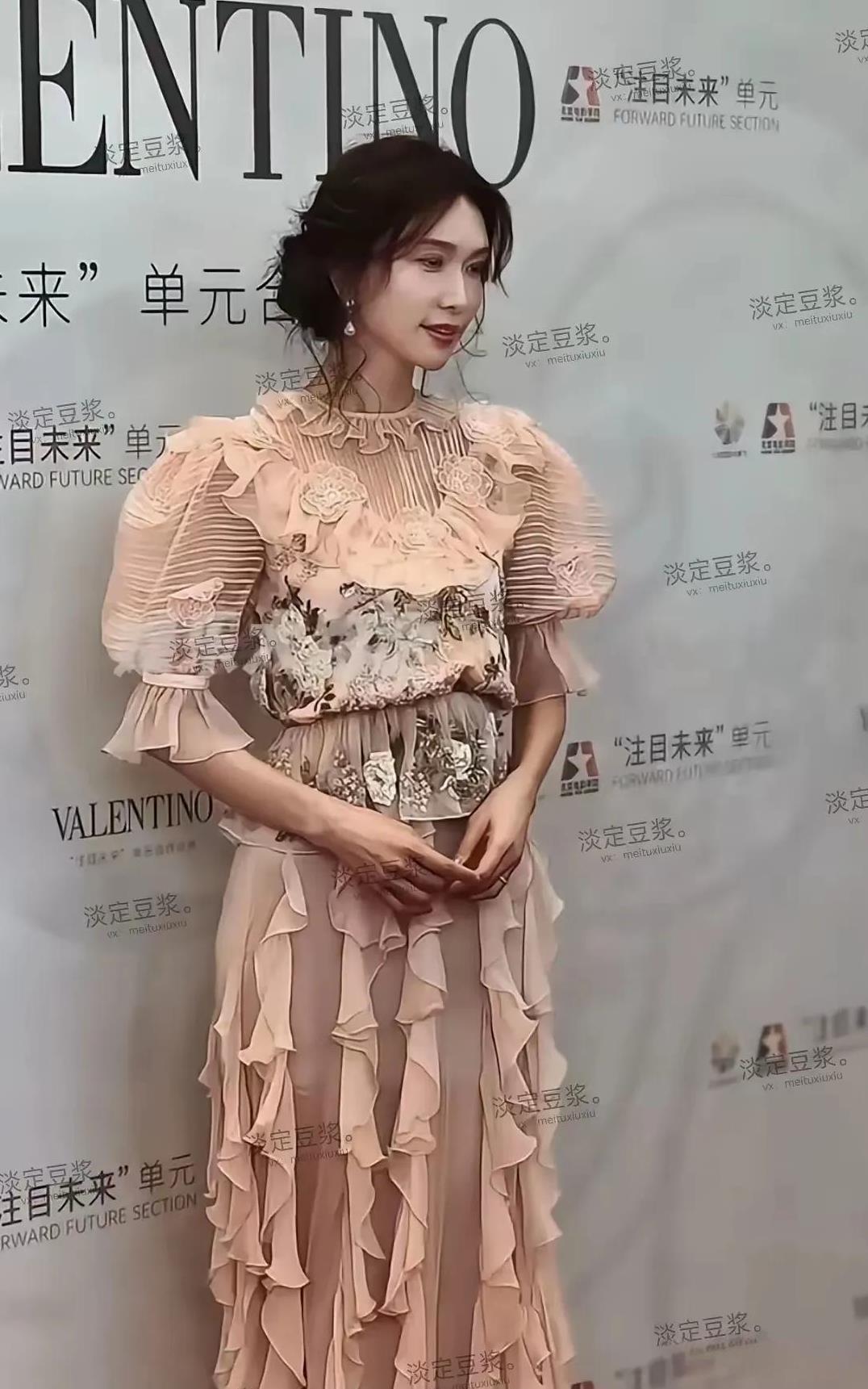 看到林志玲这副瘦骨嶙峋，眼中无光，可怜兮兮的模样，还真是让人唏嘘的。
有传闻：林
