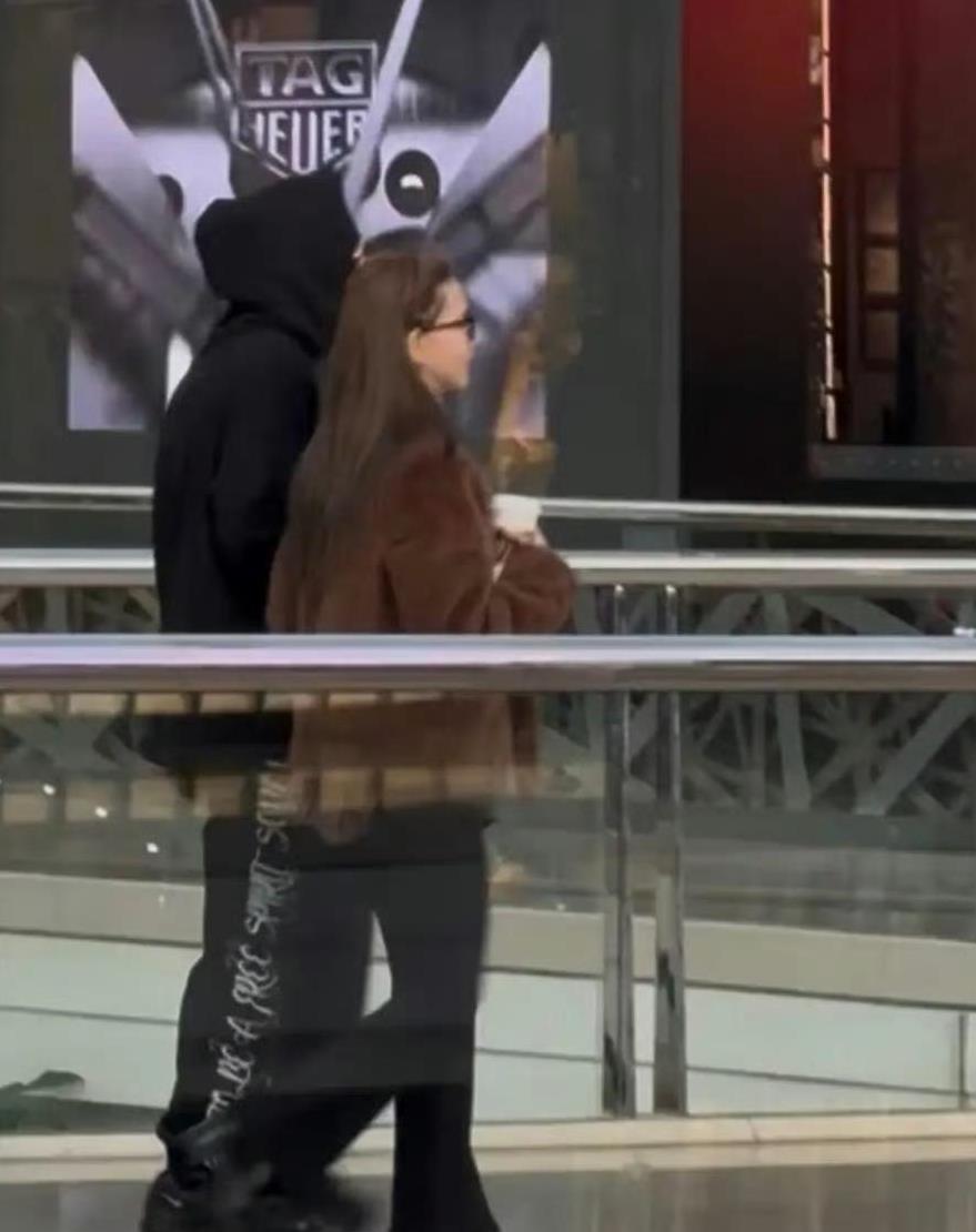 周杰伦与妻子昆凌在澳洲甜蜜约会逛街，周杰伦黑衣黑帽黑墨镜，依然保持着酷帅有型的风