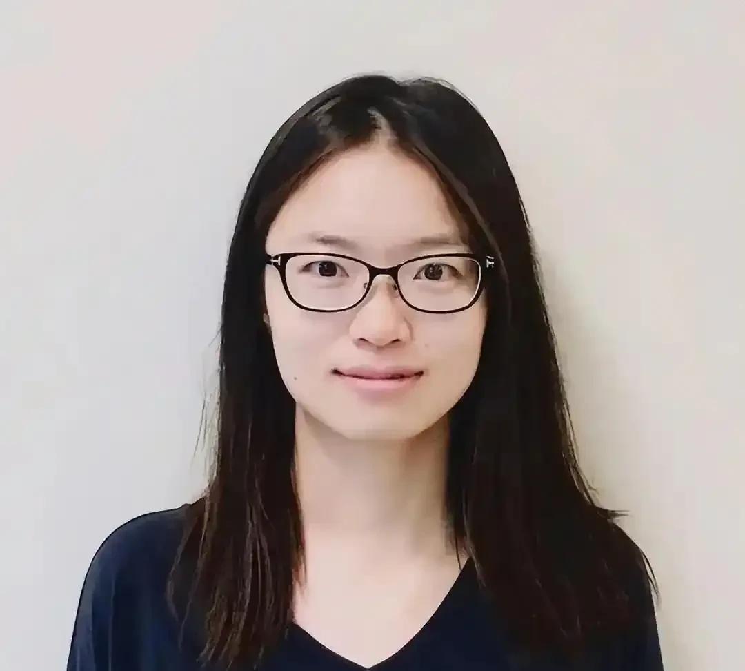 妻子把这两位数学大咖的相片拿给她87岁的母亲看，叫她猜猜他们是做啥的？
先拿女生