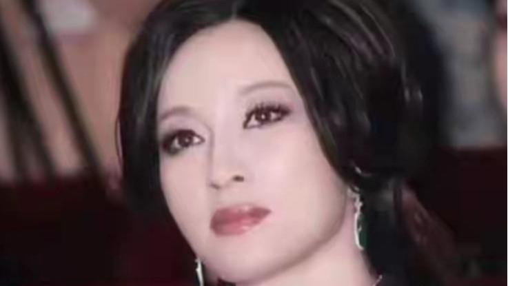 74岁刘晓庆意外摔倒，敬业的态度令人佩服