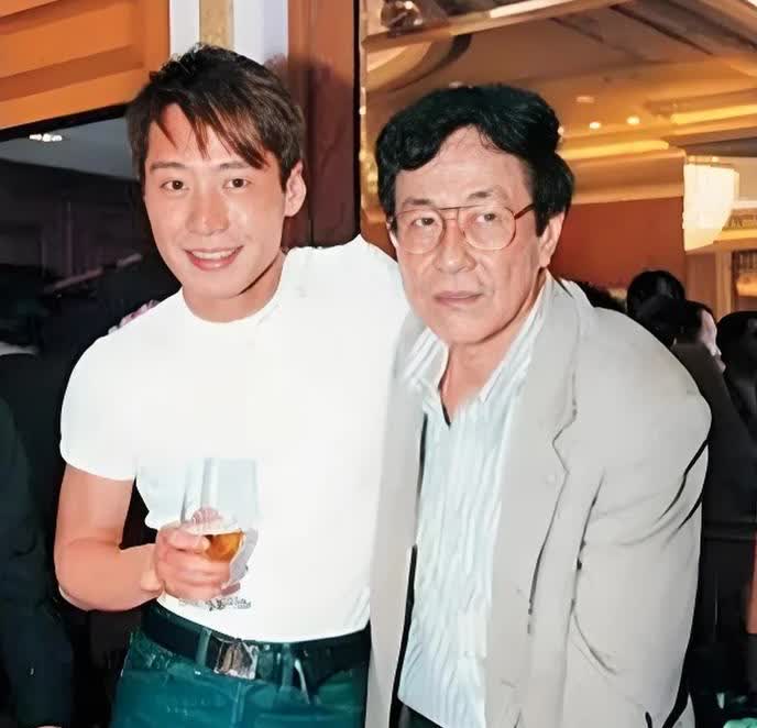 年轻时黎明和爸爸的合照，黎明父子长得好像啊！


感情很好的一对父子，黎明