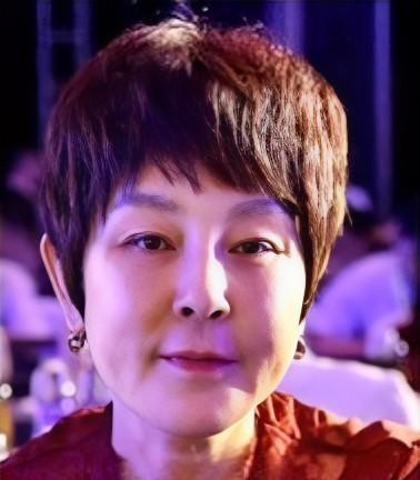 西安地产界大佬，天朗集团董事长孙茵去世了，才64岁。她可是妥妥的人生赢家，出身高